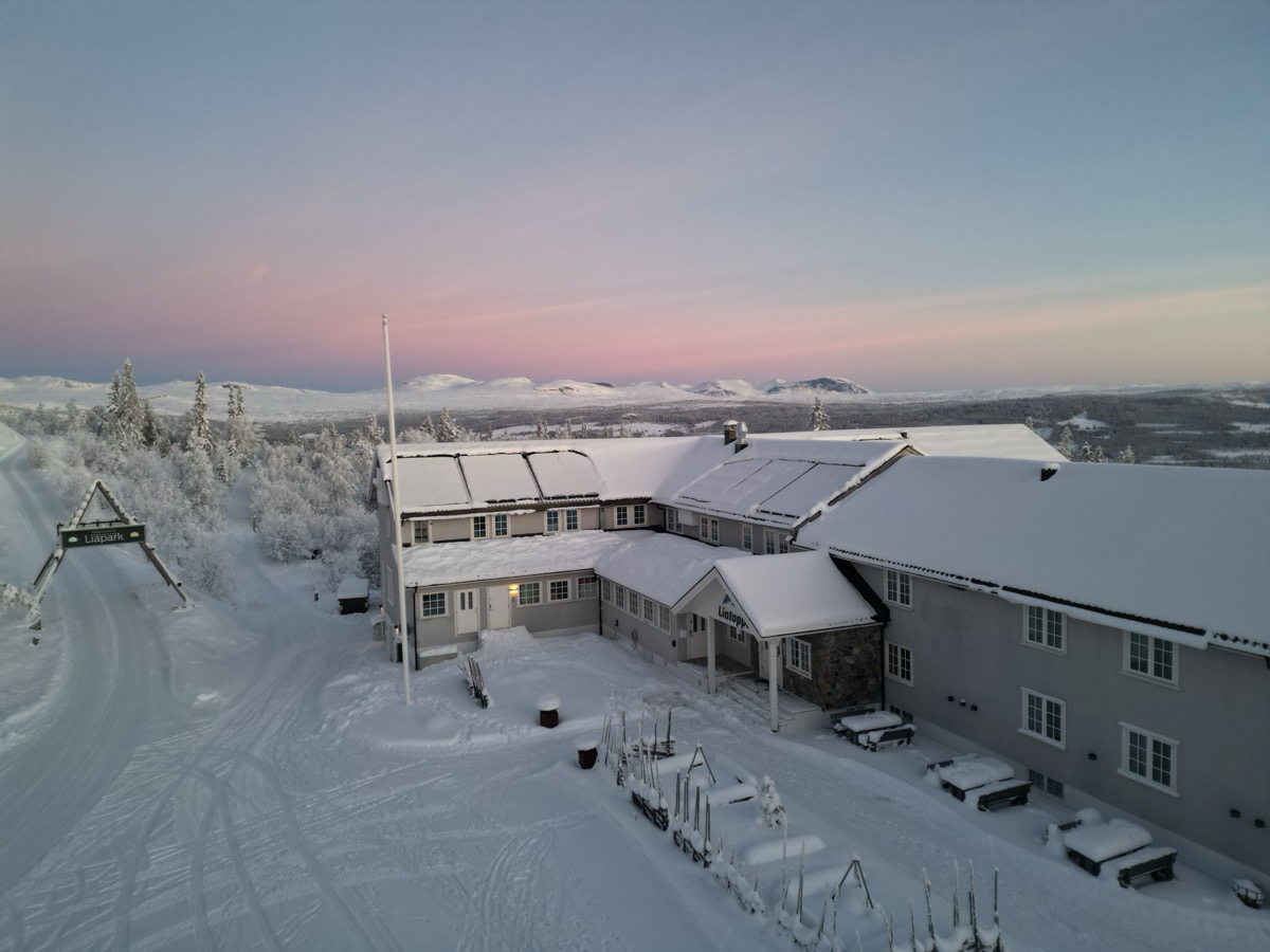 Liatoppen fra luften med snødekte Hallingdals-fjell