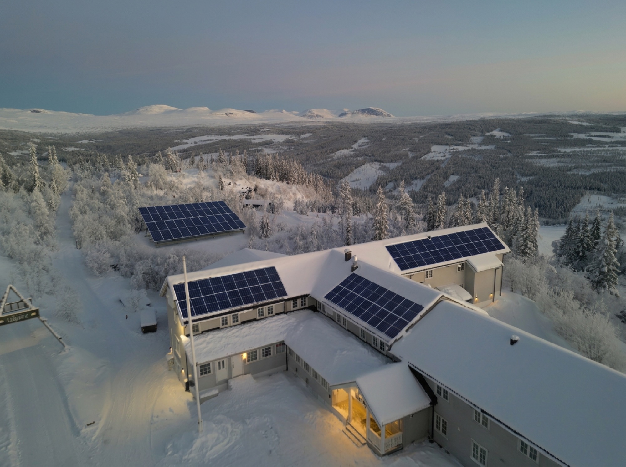 Liatoppen-bygget i vinterlandskap med solcelleanlegg på taket