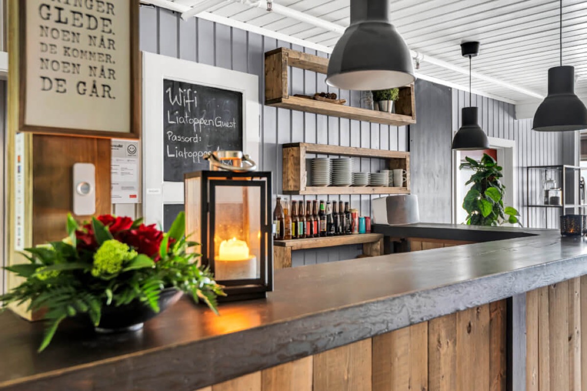 Selvbetjent kjøkken og bardisk i fellesområdet